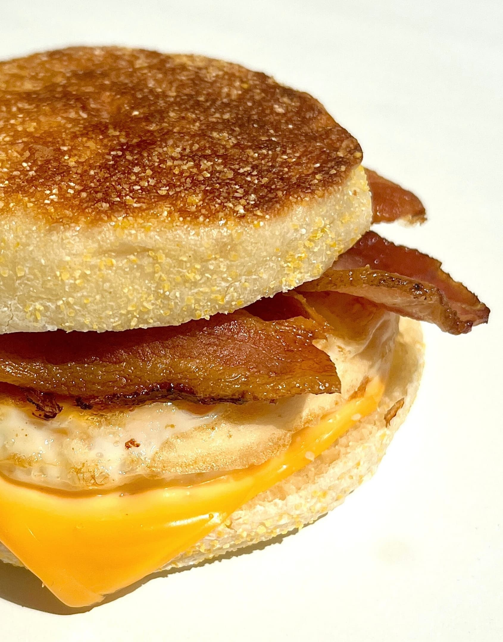 Domowe muffiny angielskie świeżo upieczone w Zapini, ciepłe i złociste, gotowe do podania